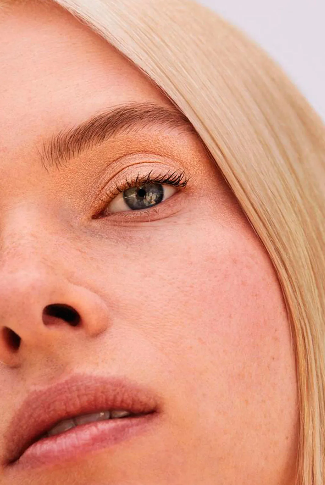 LIQUID POWDER CHROMATIC EYE TINT